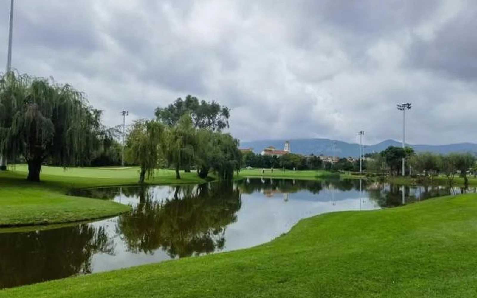 Golf Course Lake Yunnan China 2 for VERO TRIP China tours