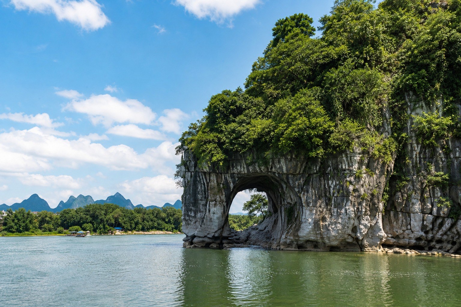 Guilin City Tour – Prince Jingjiang’s Mansion + East-West Lane + Elephant Trunk Hill + Reed Flute Cave, Day 2 of 4-Day Guilin and Yangshuo Tour