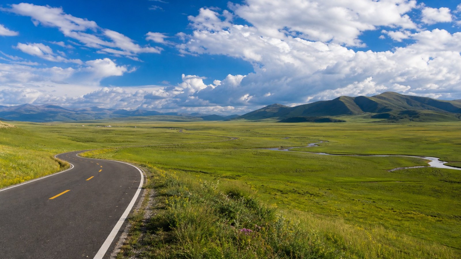 Dada Scenic Road curving through the vast Gongger Grassland near Chifeng