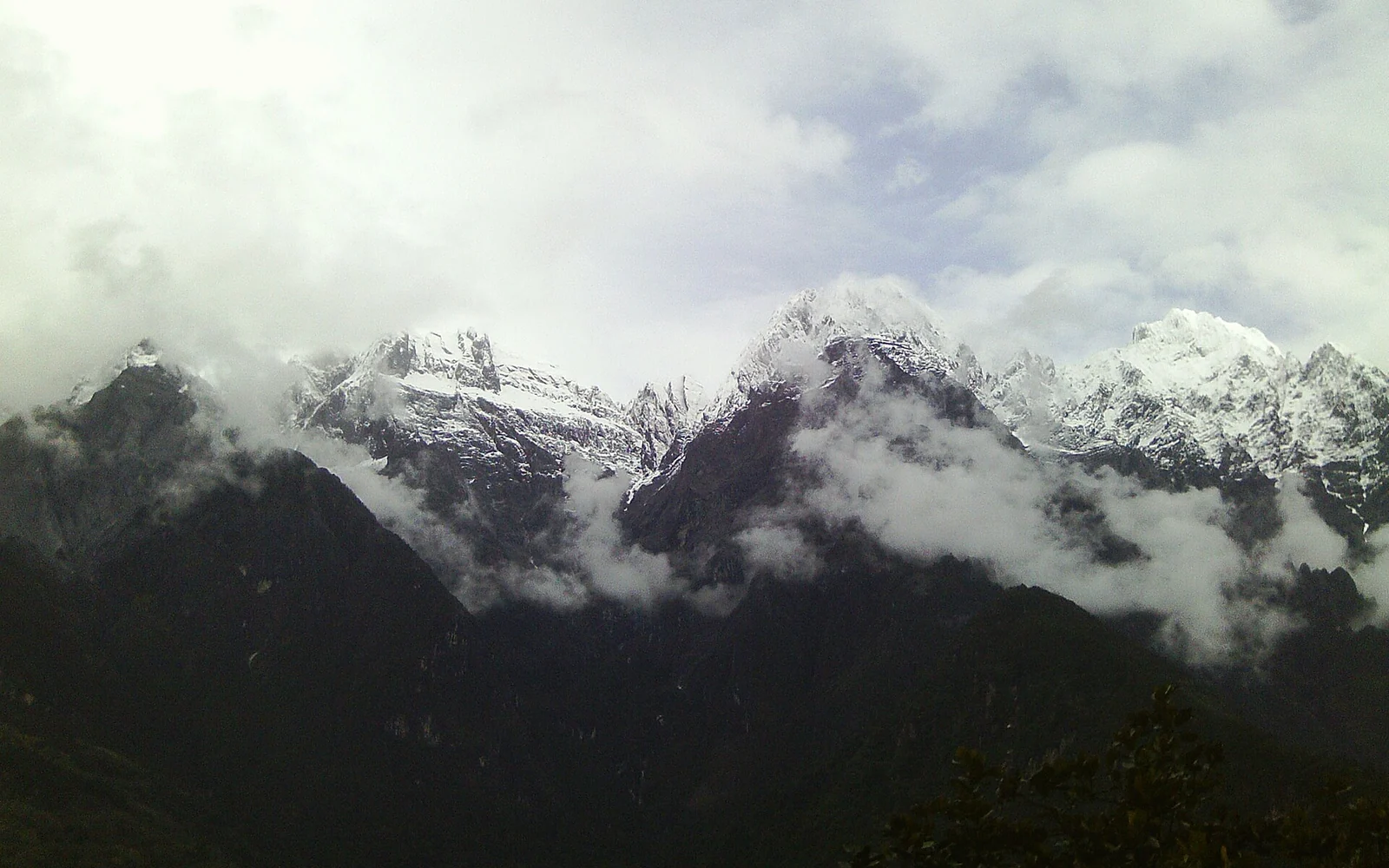 Mountain ridges above Tiger Leaping Gorge
