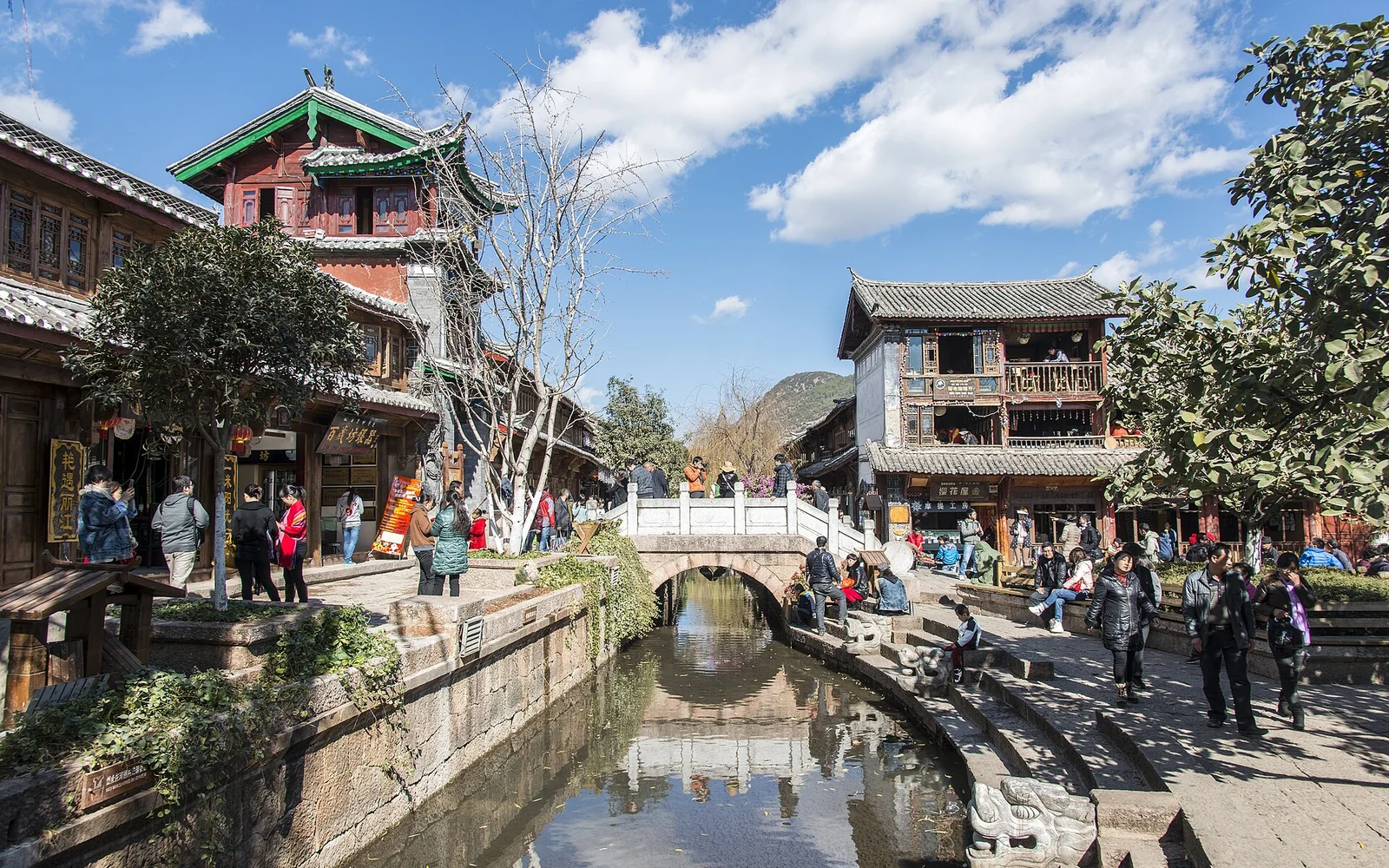Canals and old streets in Lijiang
