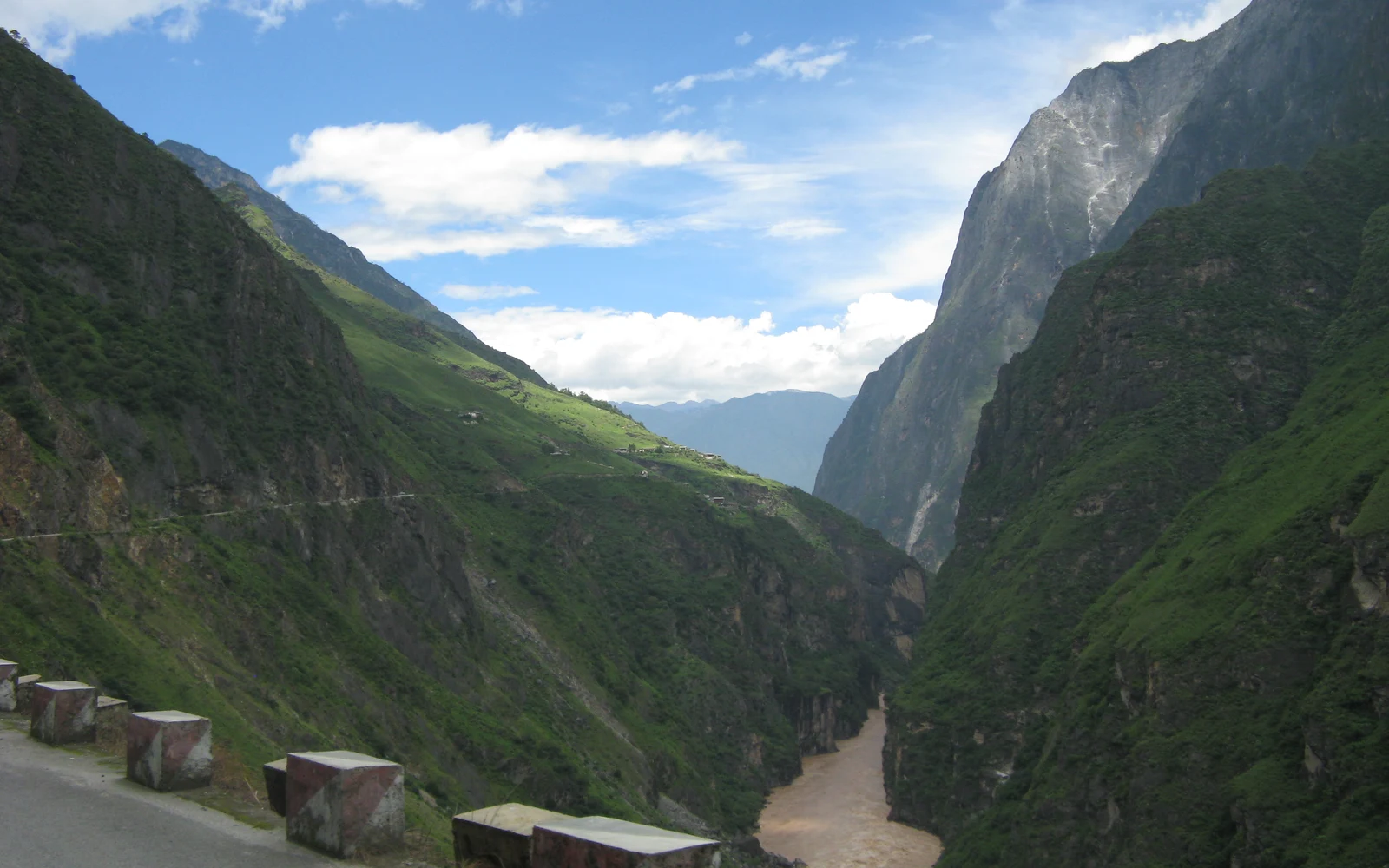 Tiger Leaping Gorge valley panorama