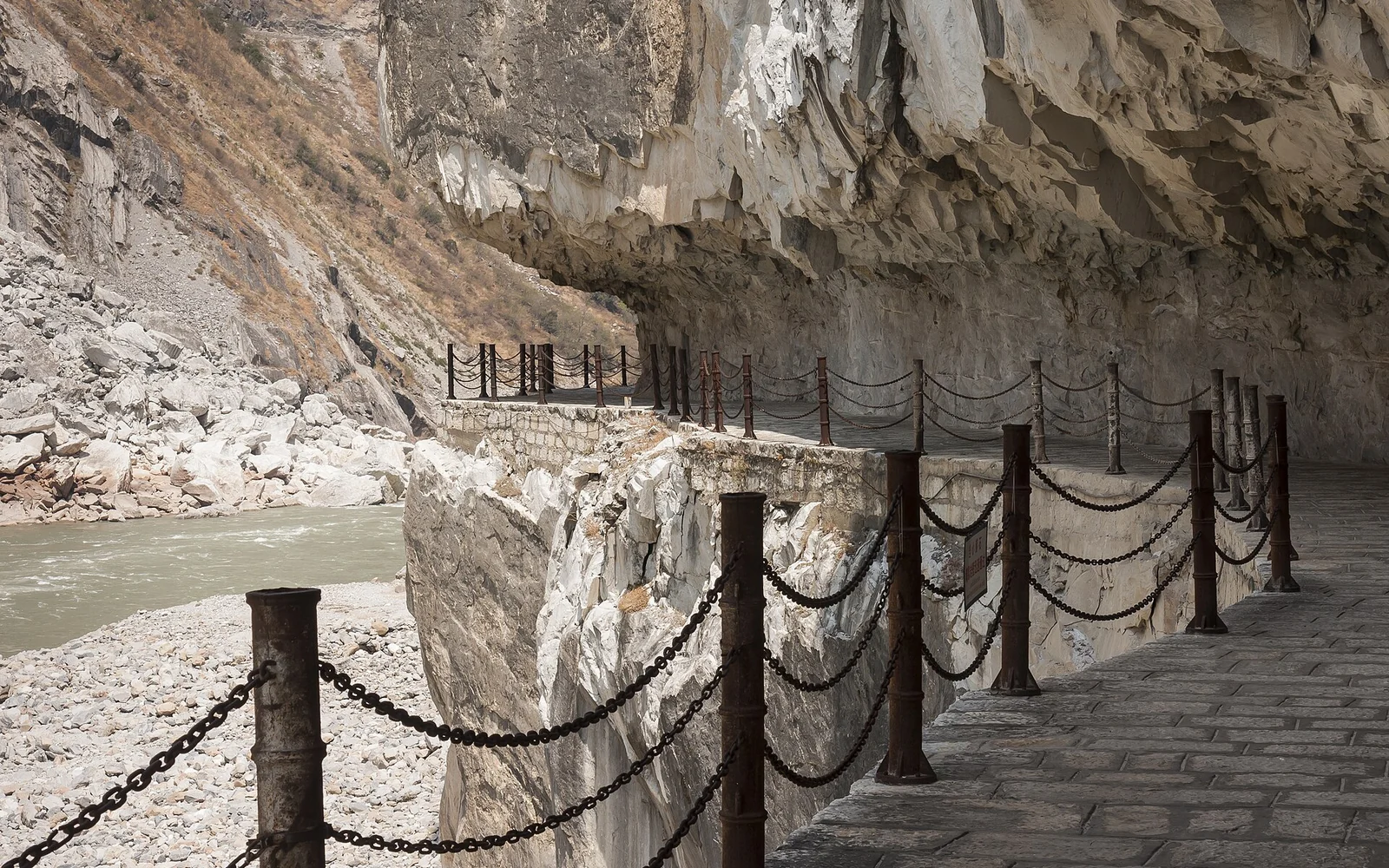 Jinsha River valley at Tiger Leaping Gorge