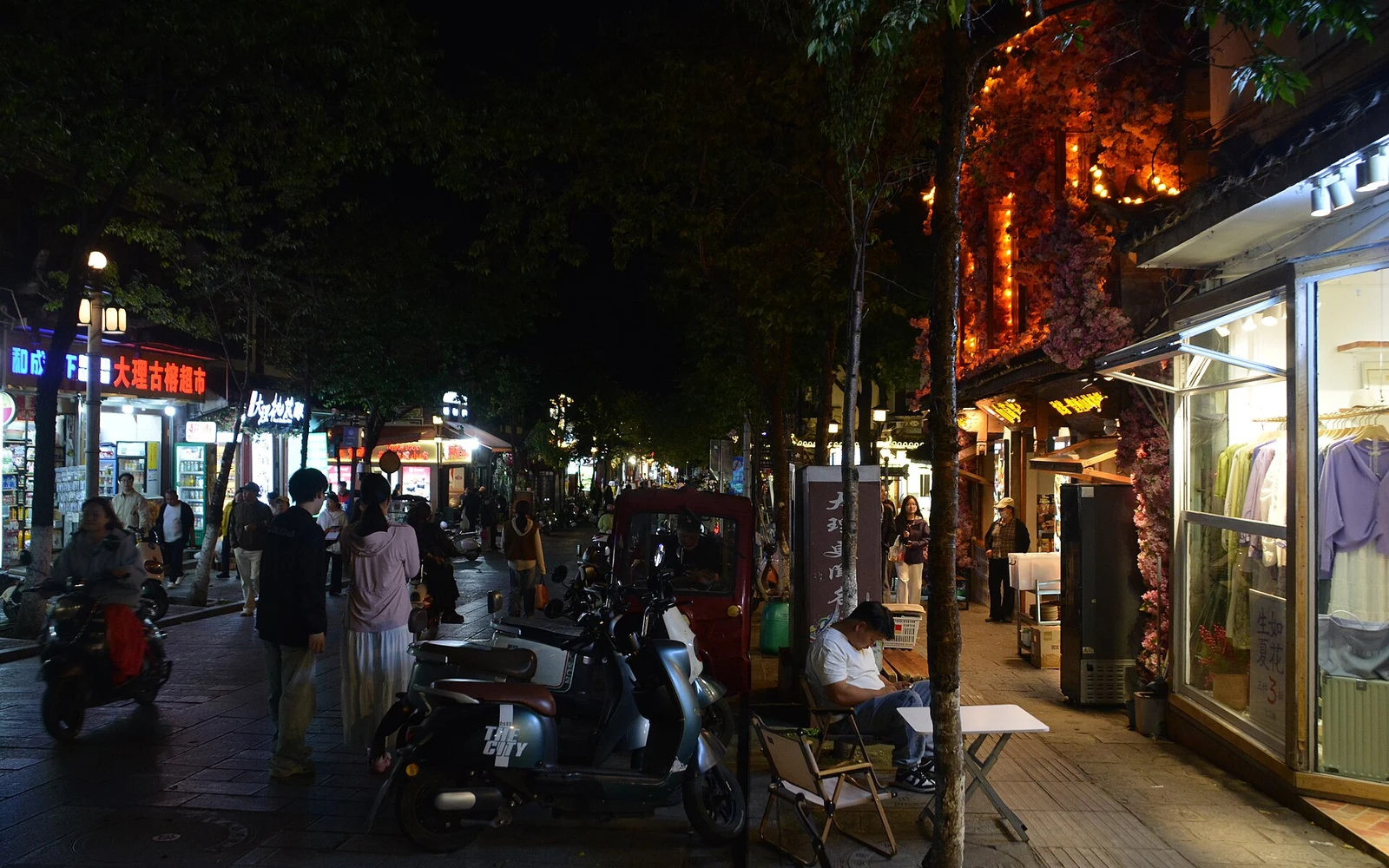 Nighttime lanes and shops in Dali Old Town