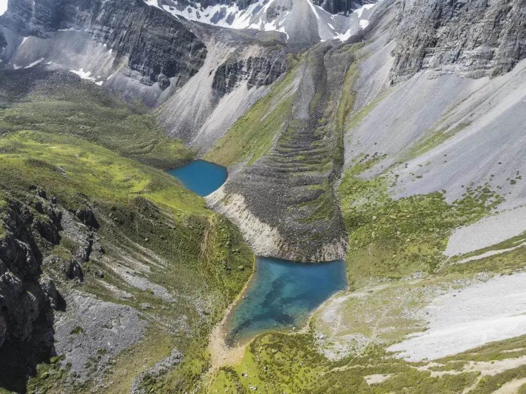 A pair of mountain lakes on the Cuoni route