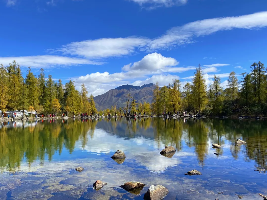 Lake and autumn woodland in the Dangling mountain area
