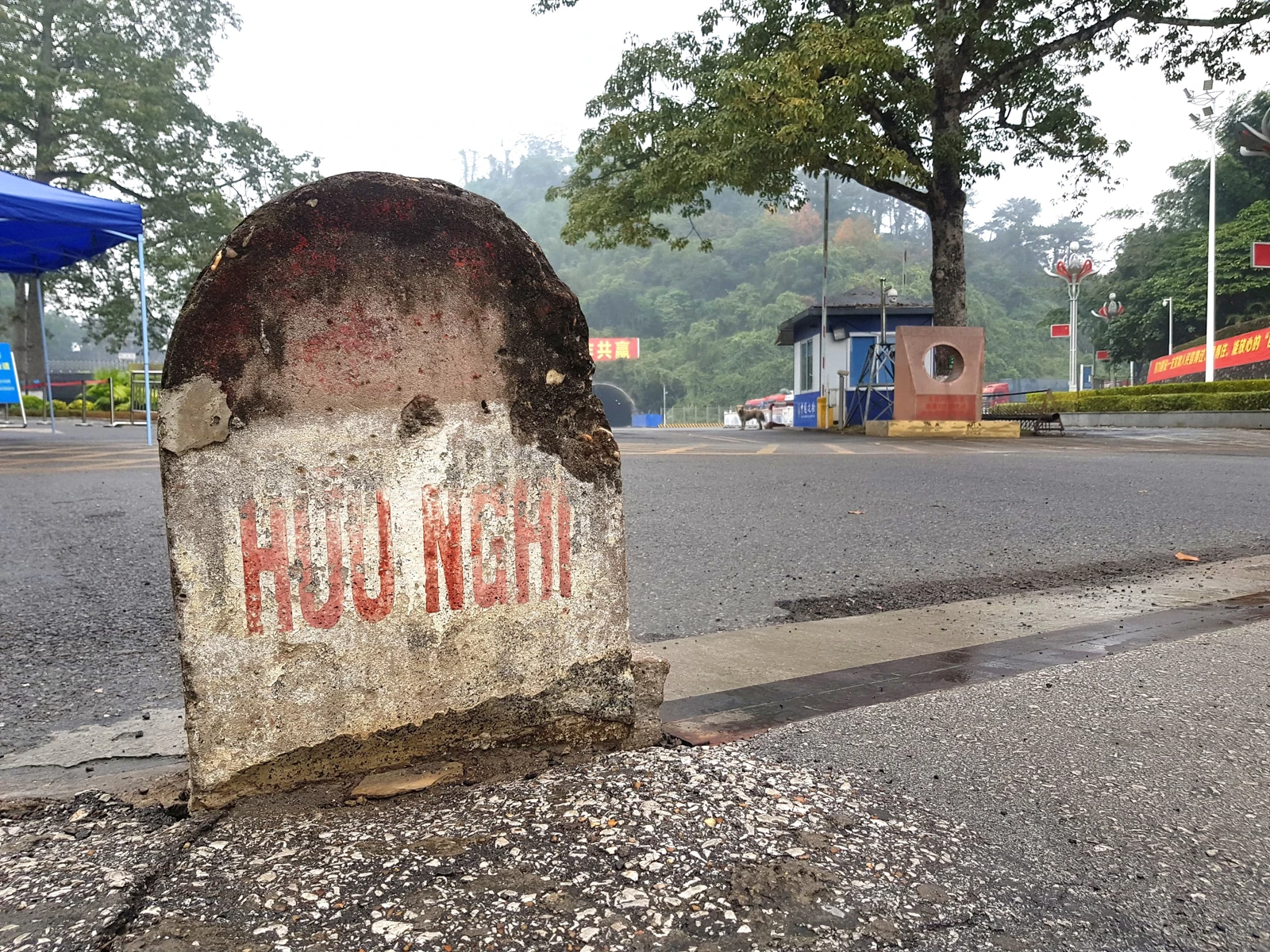 Stone kilometre-zero marker beside the road at Huu Nghi