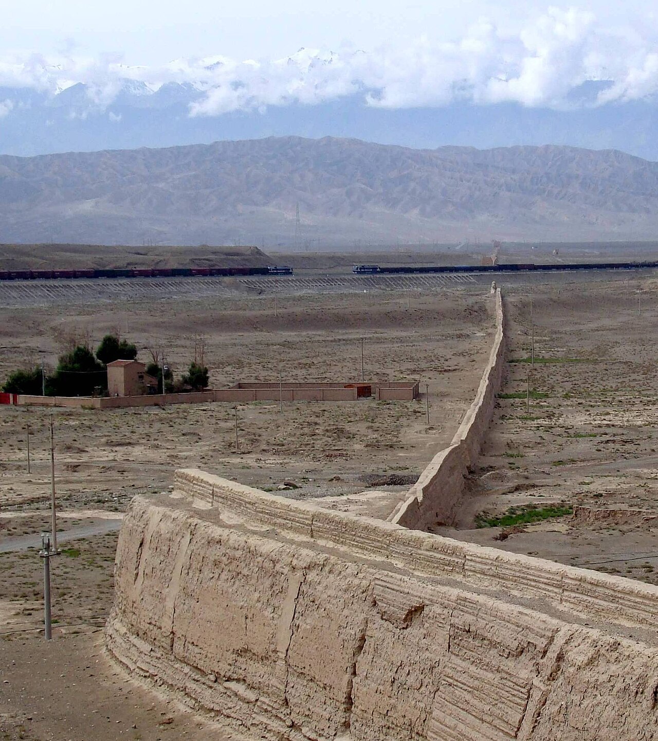 Walls and watchtowers at Jiayuguan in Gansu A section of the wall at Jiayuguan in Gansu