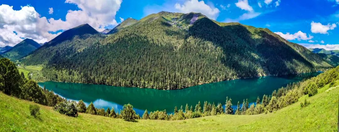 Forest and lake scenery in the Mosika mountain area