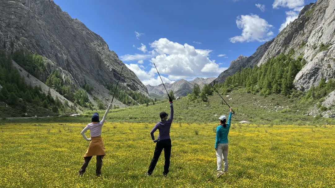 Open valley scenery along the Qizanggou trek