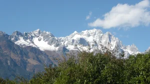 Yuhu Village and Longnv Lake: A Walking Guide from Lijiang