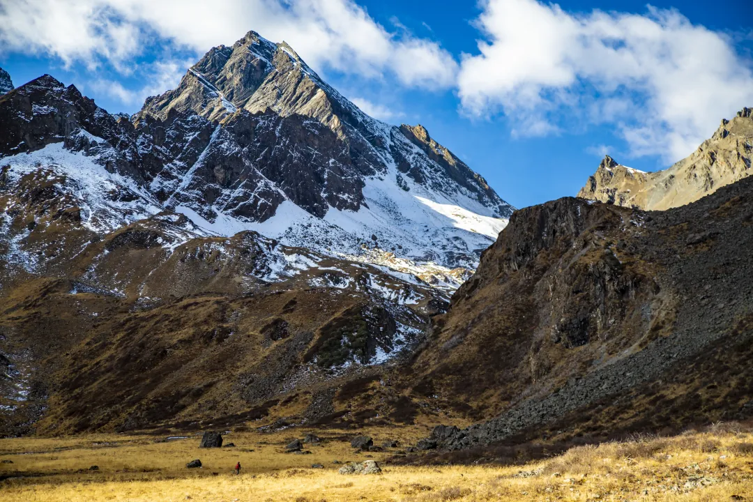 Mountain scenery above Zilong Valley